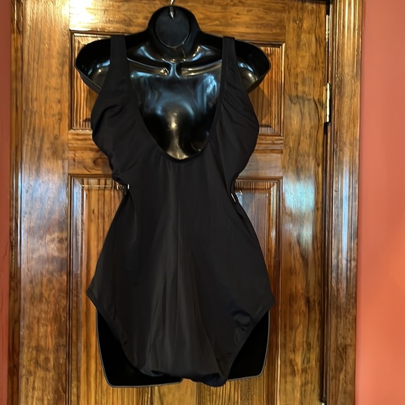 Sexy Black & White Zip Up Swimsuit - Picture 5 of 9